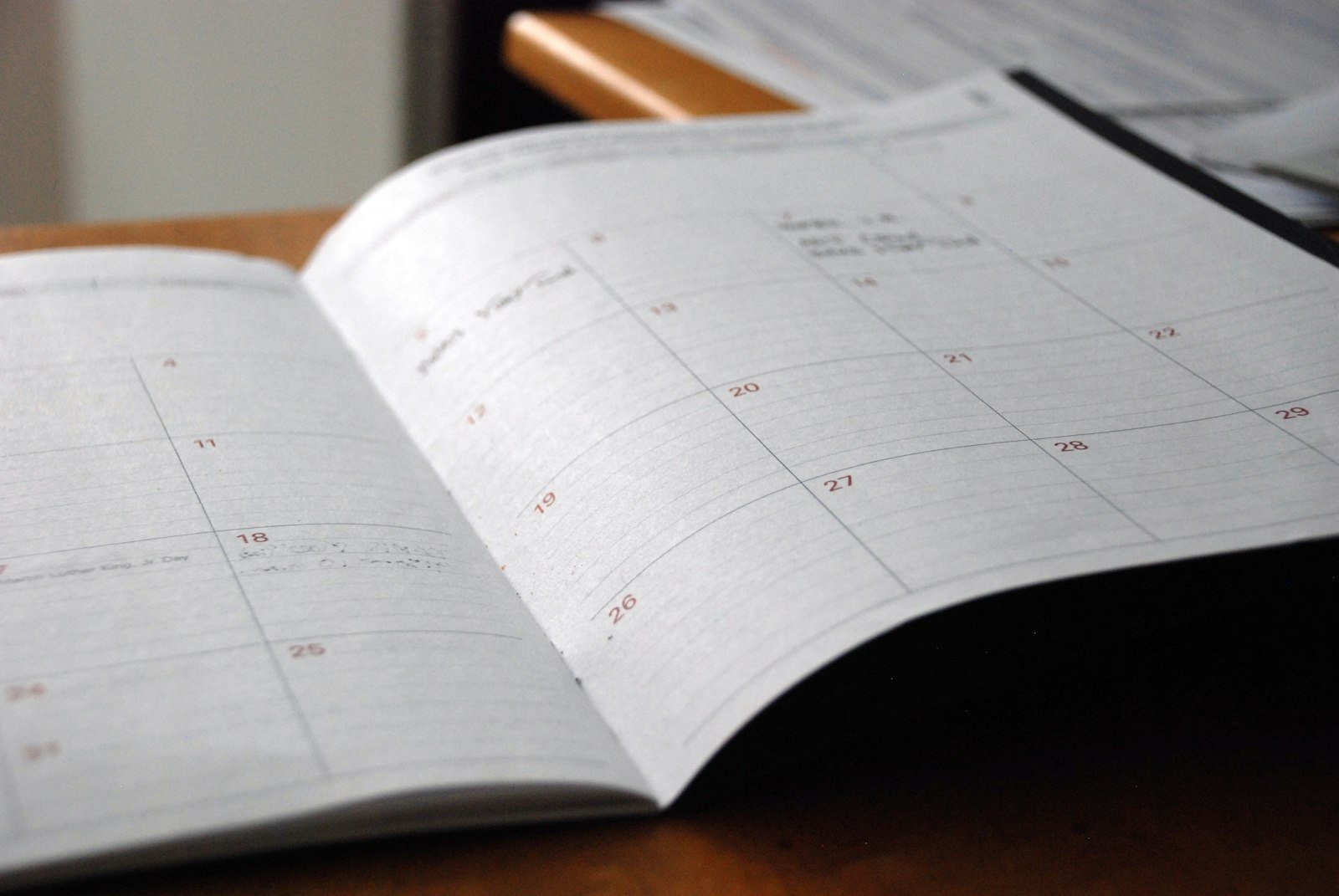 Agenda mensuel ouvert sur un bureau, illustrant la cadence d'une veille concurrentielle PPC