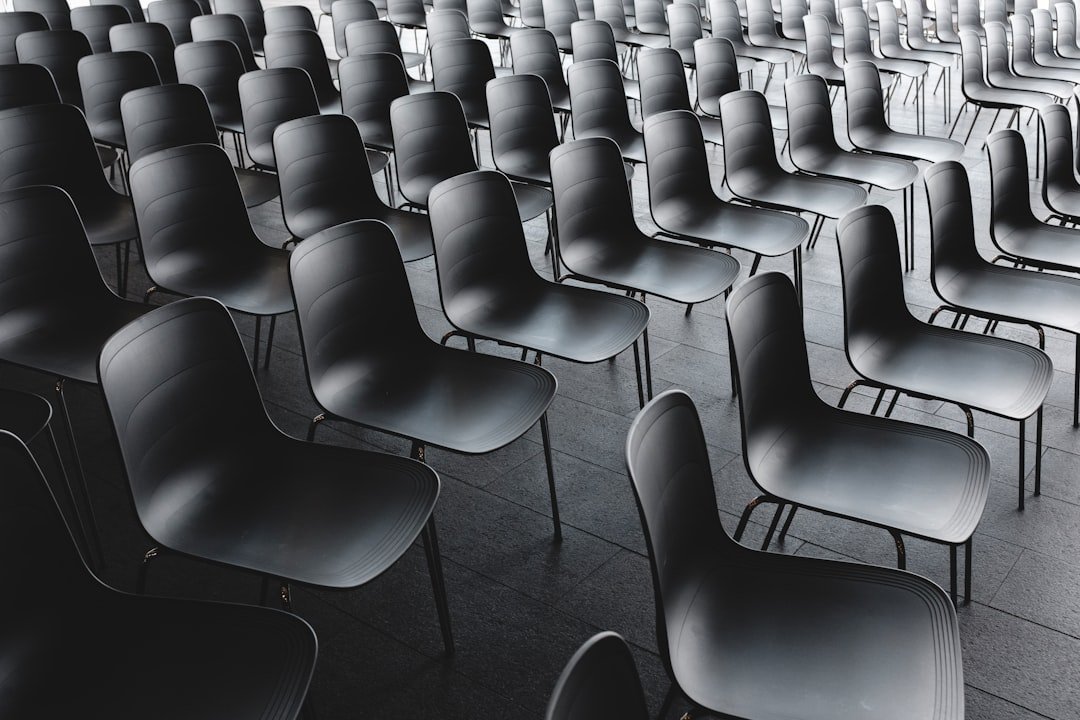 Salle préparée pour une assemblée générale d'association