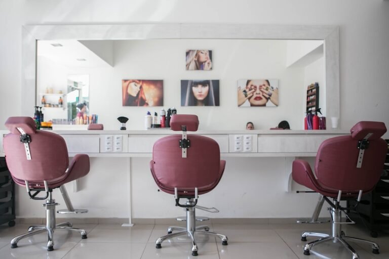 Intérieur de salon de coiffure avec fauteuils et miroirs