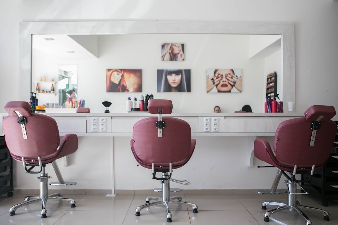 Intérieur de salon de coiffure avec fauteuils et miroirs