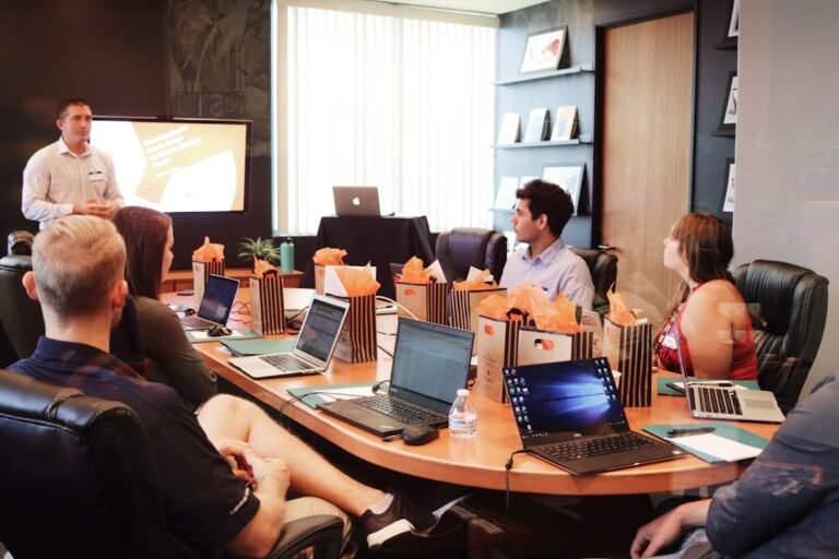 Présentation d'une agence web devant une équipe cliente réunie autour d'ordinateurs portables