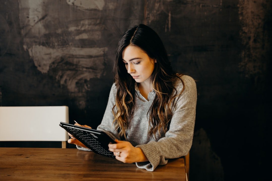 Cliente réservant un rendez-vous en ligne sur une tablette