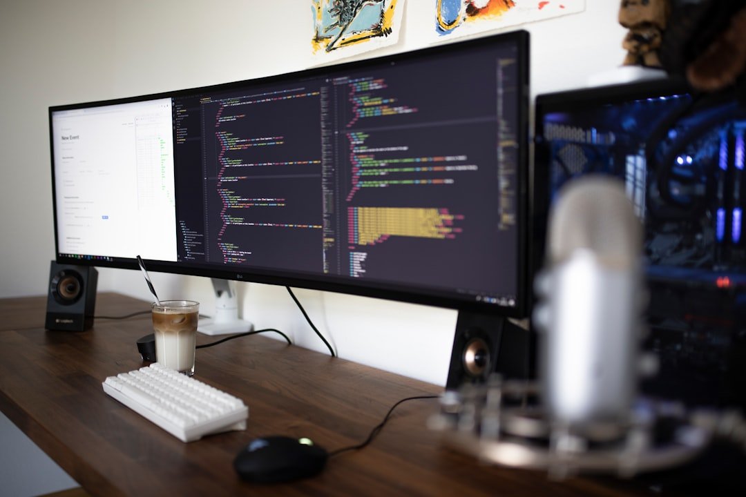 Poste de travail avec écran affichant du code, illustrant la configuration des robots d'indexation