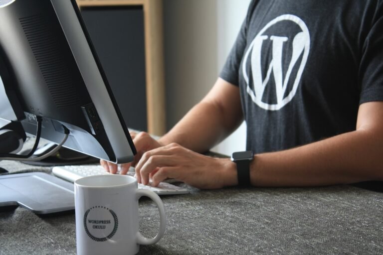 Personne rédigeant un article dans l'interface d'administration WordPress sur un ordinateur portable