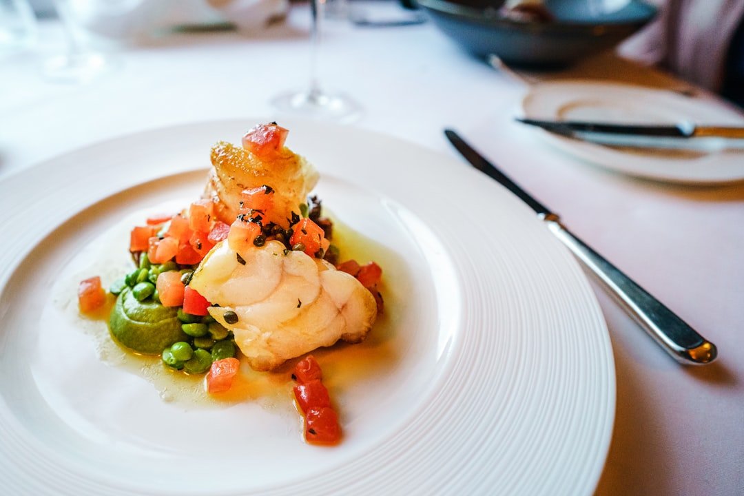 Assiette dressée servie en salle de restaurant