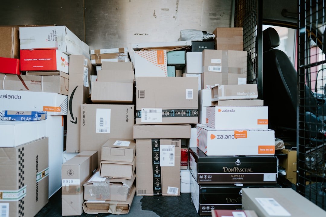 Colis en carton empilés, illustrant la logistique des retours