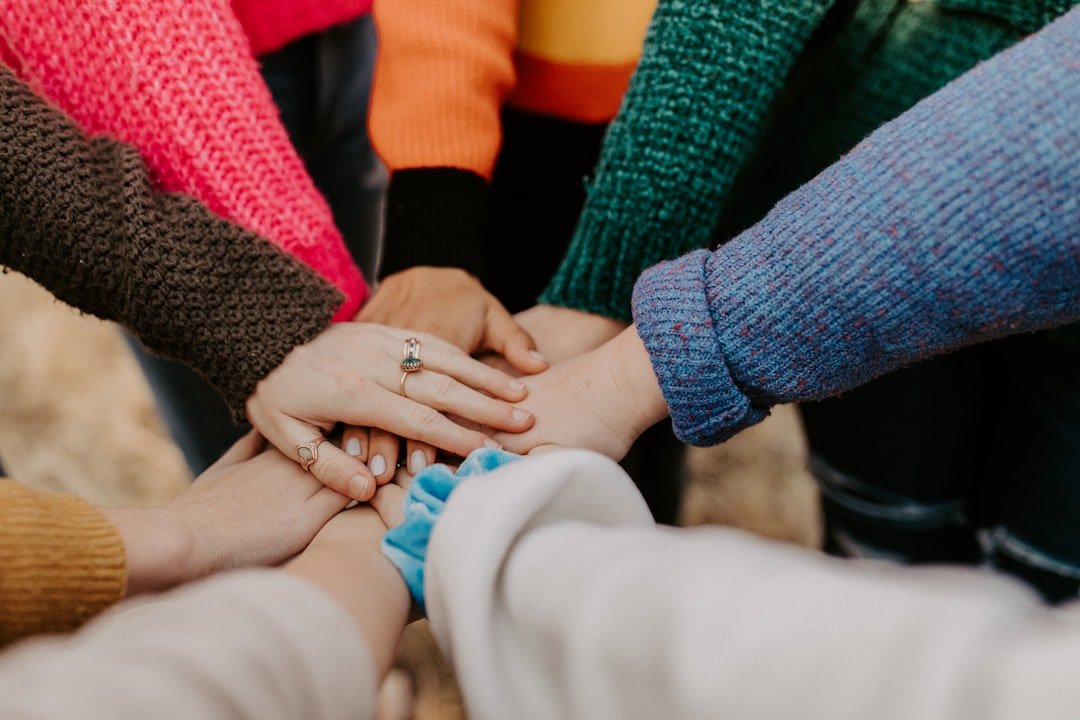 Mains superposées symbolisant l'engagement collectif d'une association