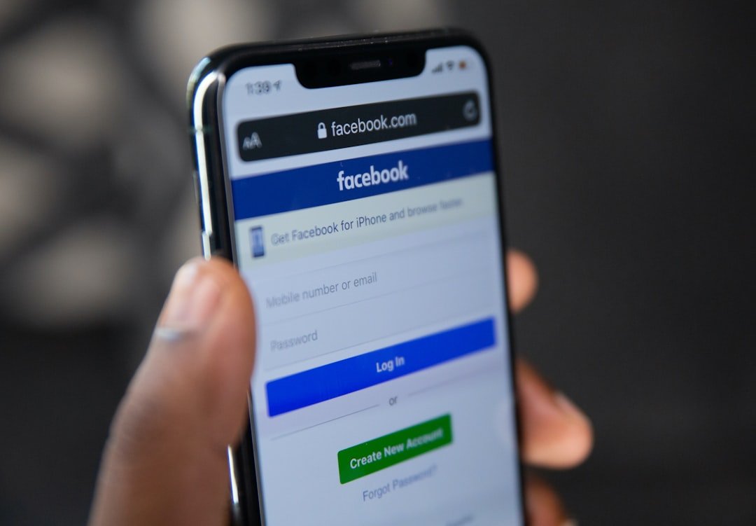 Page mobile de Facebook affichée sur un smartphone, support des campagnes Meta Ads