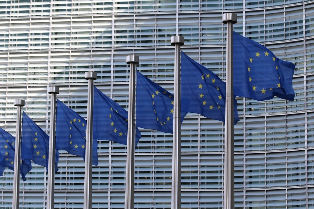 Drapeaux de l'Union européenne devant le bâtiment Berlaymont de la Commission européenne à Bruxelles