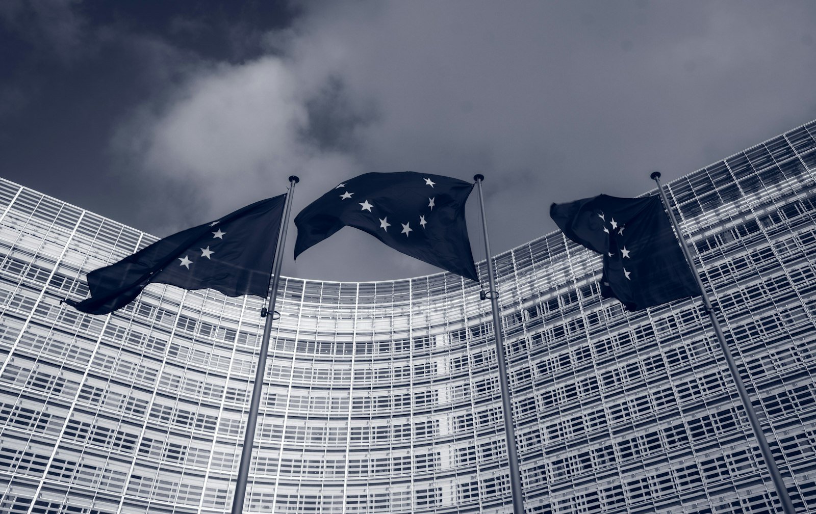 Drapeaux européens devant le Berlaymont à Bruxelles, siège de la Commission européenne qui applique le DSA