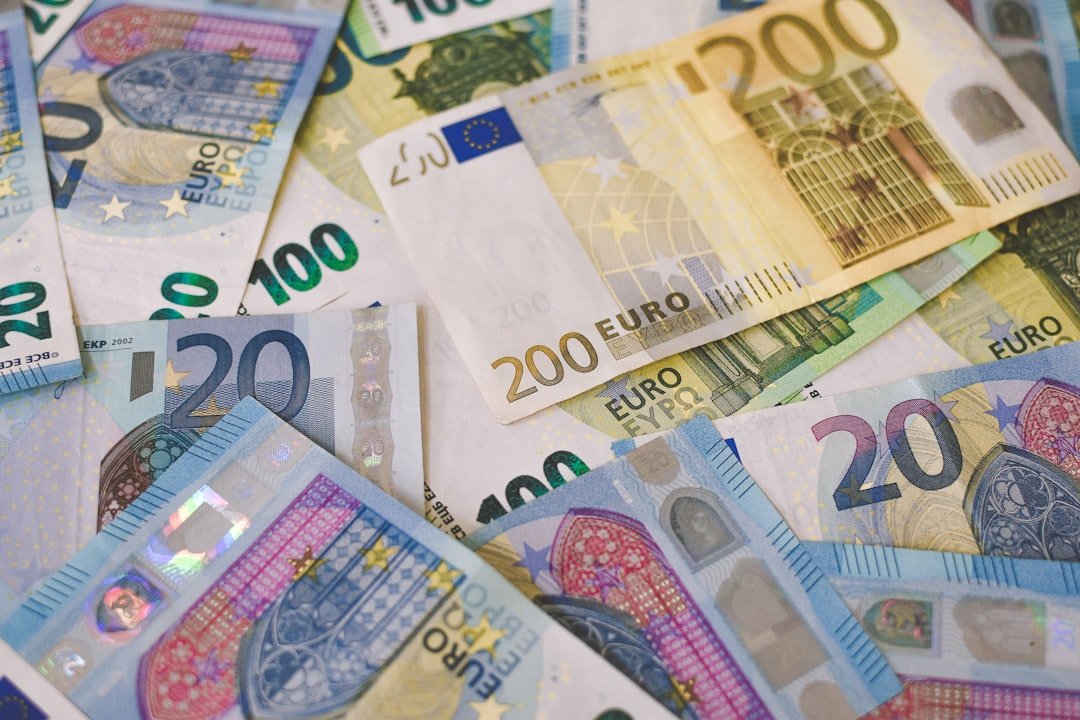Billets en euros de 20, 100 et 200, illustrant le coût réel d'une campagne Facebook Ads en France