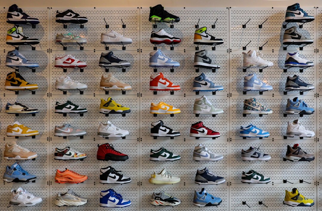 Rayon de chaussures présenté sur un mur d'exposition