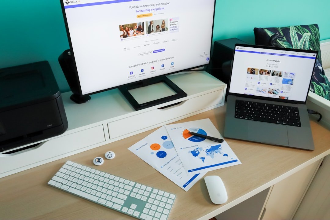 Bureau avec grand écran affichant des statistiques marketing et un ordinateur portable