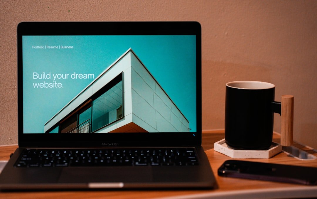 Ordinateur portable ouvert sur un poste de travail, préparation d'un site web d'artisan