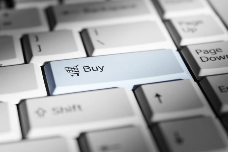 Touche de clavier marquée d'un panier d'achat, symbole du commerce en ligne
