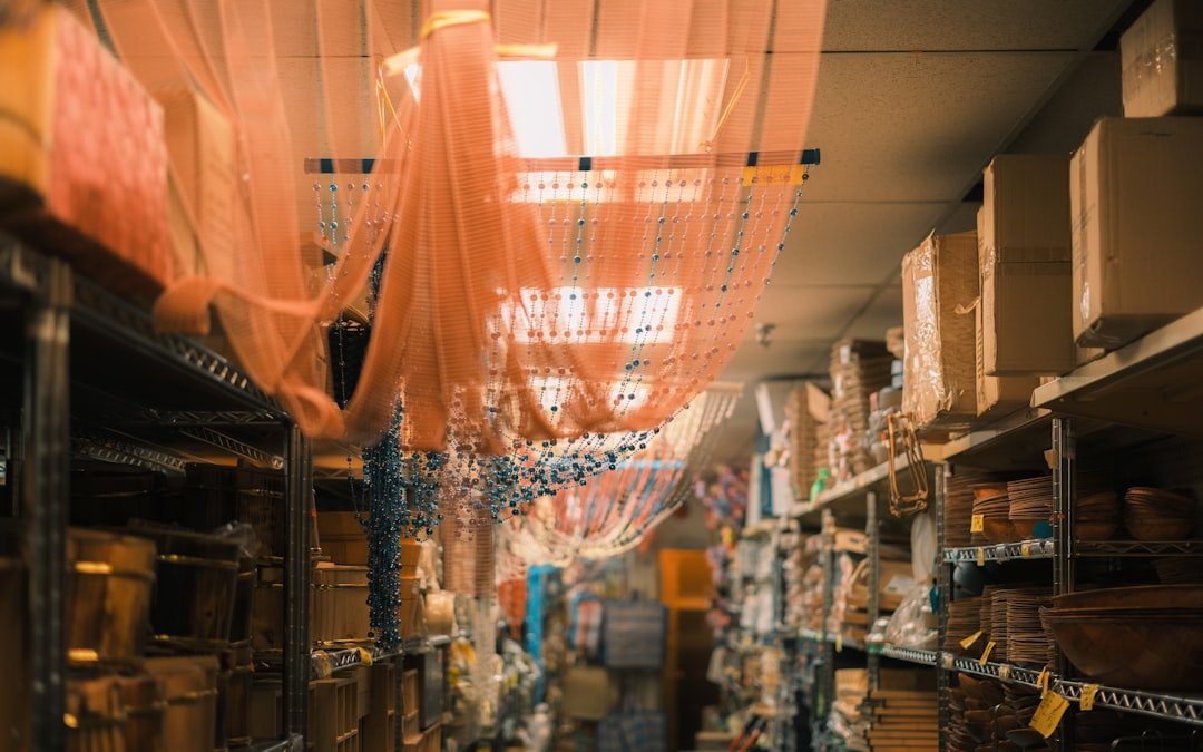 Réserve d'un magasin avec boîtes empilées sur étagères