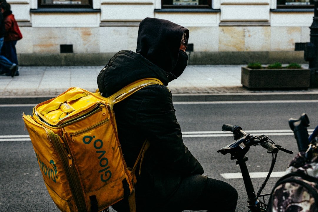 Livreur à vélo avec sac isotherme en zone urbaine