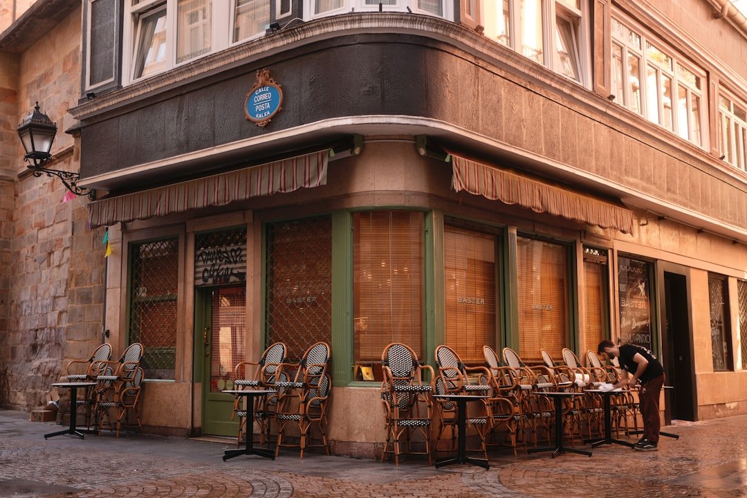 Terrasse de restaurant en façade sur une rue commerçante