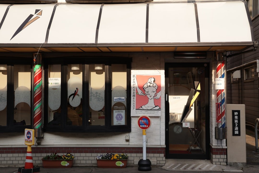 Devanture de salon de coiffure sur une rue commerçante
