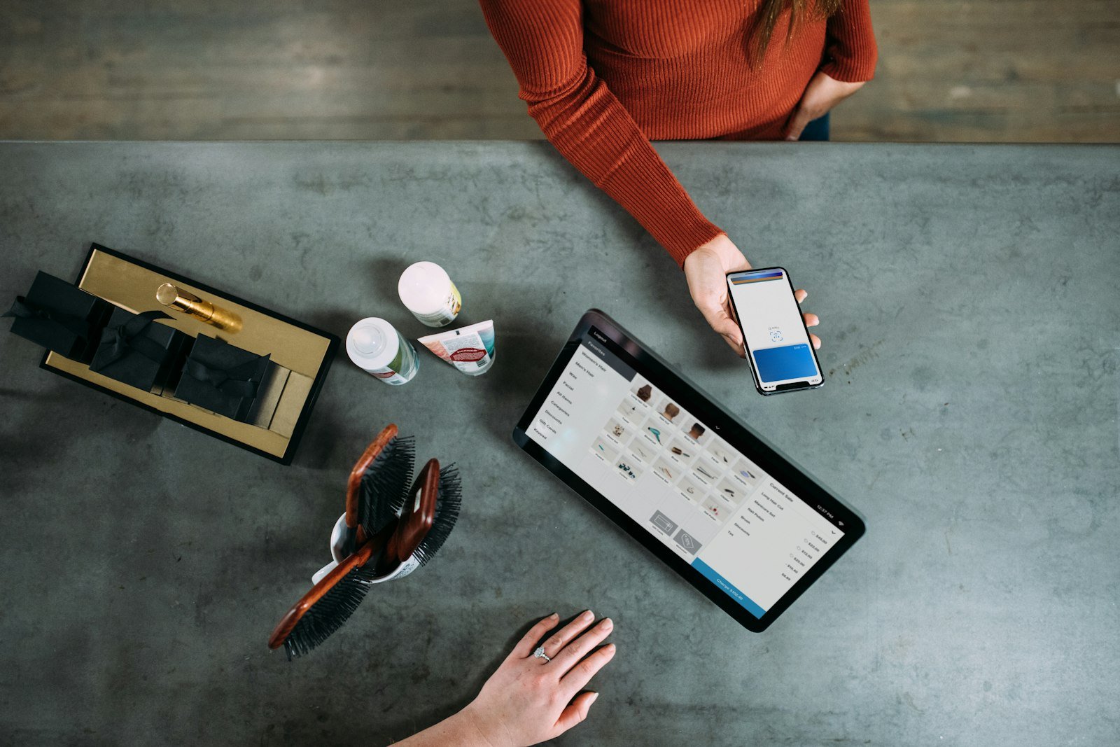 Paiement effectué depuis un smartphone à côté d’une tablette affichant un produit