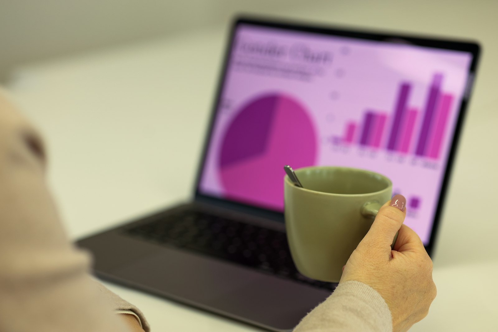 Personne vérifiant des graphiques de répartition de données sur un ordinateur portable