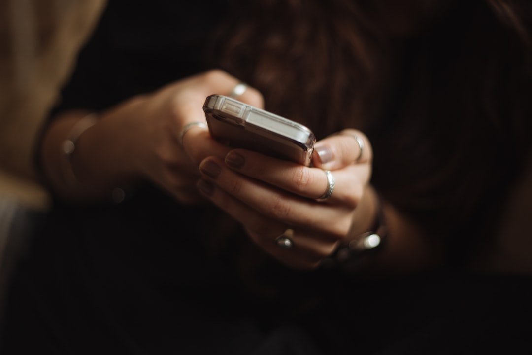 Une personne consulte son smartphone avant de choisir un prestataire