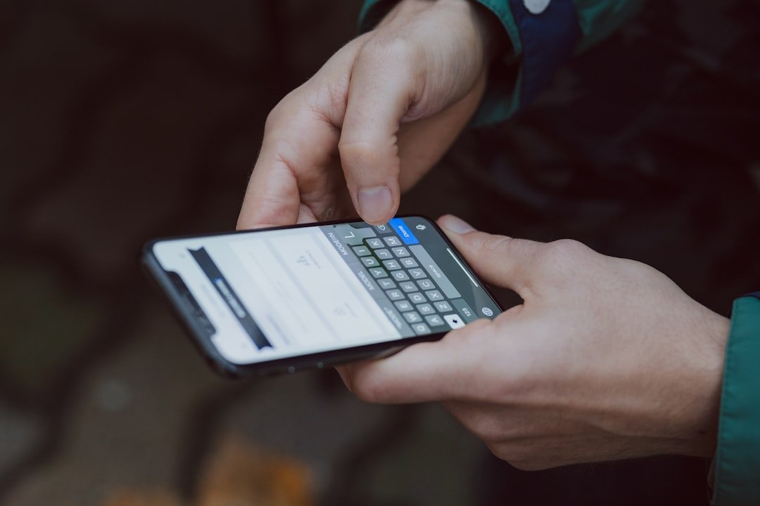 Personne consultant un site web sur son smartphone