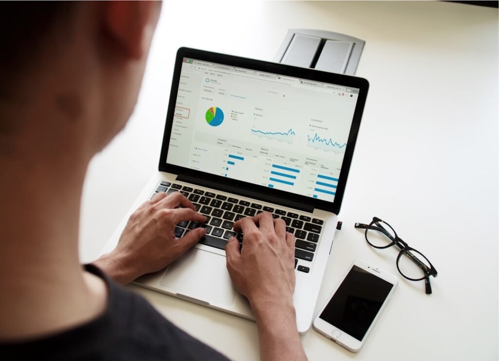 Personne travaillant sur un plan éditorial devant un ordinateur portable