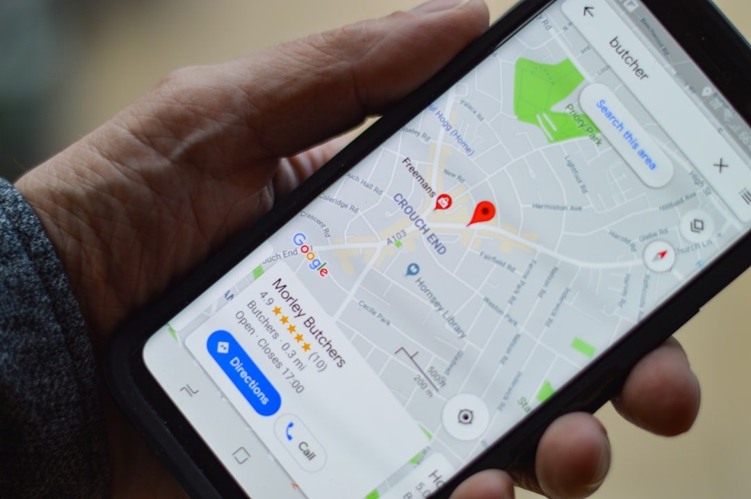 Personne consultant une carte de recherche locale sur son smartphone pour trouver une entreprise proche