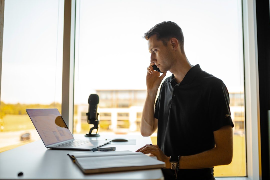 Un indépendant au téléphone devant son ordinateur de bureau