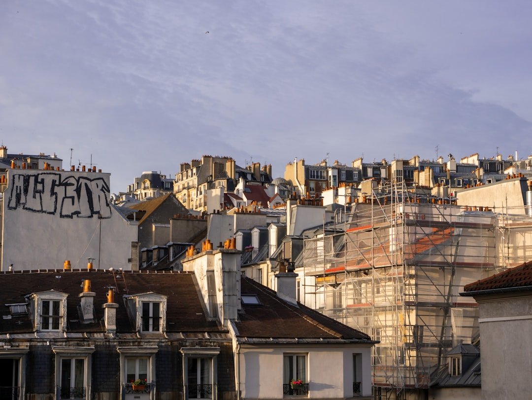 Échafaudages installés sur des toits d'immeubles parisiens, chantier de rénovation en cours