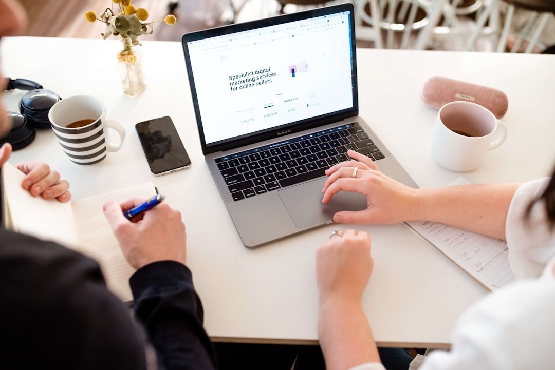 Deux entrepreneurs définissent une stratégie marketing devant un ordinateur portable