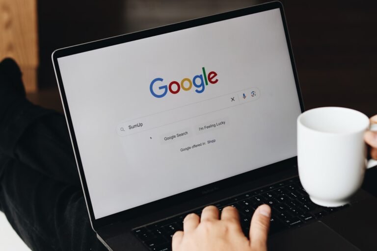 Personne saisissant une requête dans Google sur un ordinateur portable